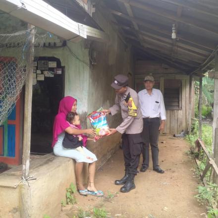 PENYERAHAN BANTUAN BERAS DARI KAPOLSEK MATARAMAN